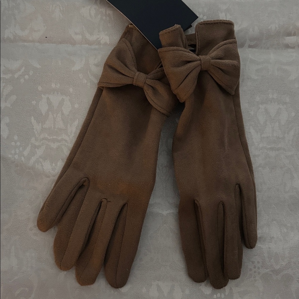 Crown & Ivy Tan Bow Gloves . Touchscreen nwt